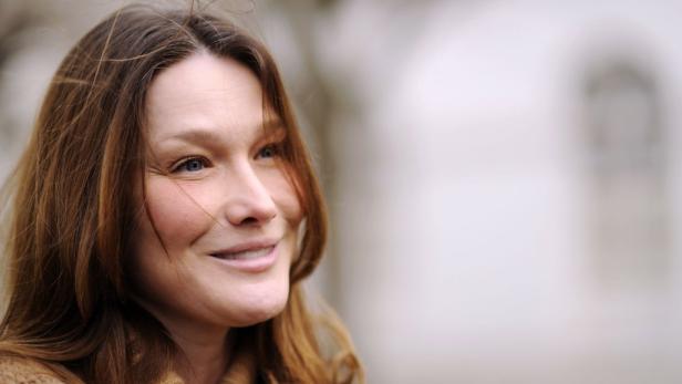 Ein Porträt von Carla Bruni, die lächelt und nach links blickt.