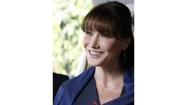 Carla Bruni lächelt in die Kamera.