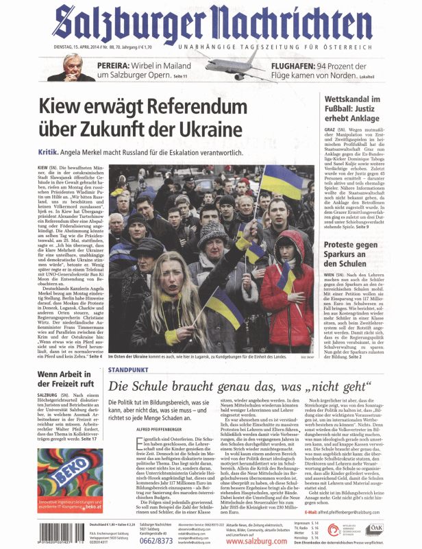 Demonstranten in Kiew mit ukrainischen Flaggen demonstrieren für die Zukunft der Ukraine.