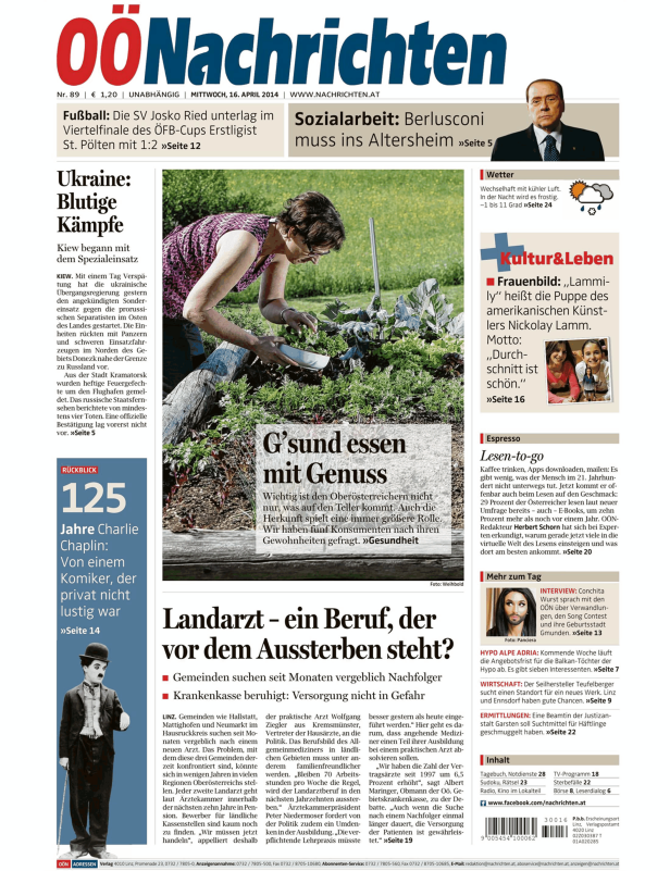 Eine Frau erntet Salat und Gemüse in ihrem Garten.