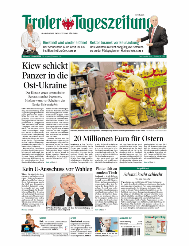 Gelbe Stoffhasen und Schokoladenhasen in einer Auslage zu Ostern.