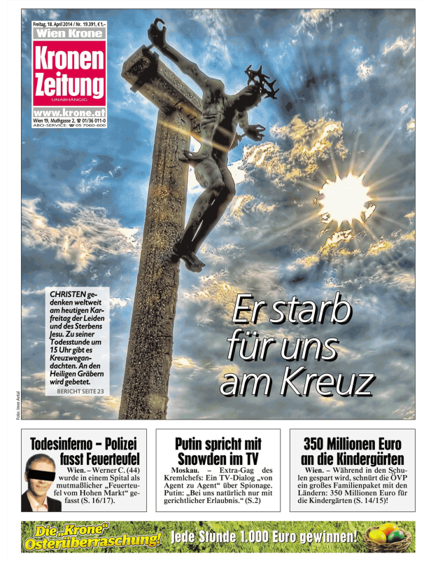 Eine Statue von Jesus Christus am Kreuz vor einem Himmel mit Wolken und Sonnenstrahlen.
