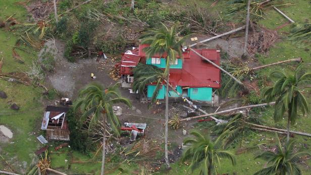 Verzweiflung und Plünderungen nach Taifun