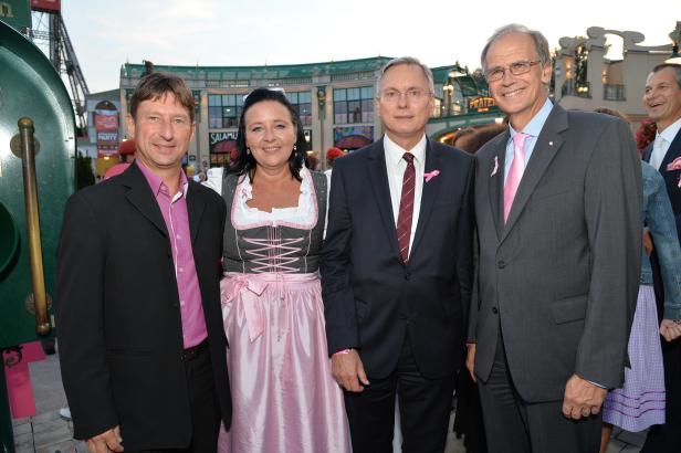 Vier Personen posieren vor dem Wiener Prater für ein Gruppenfoto.