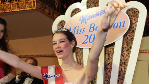 Eine strahlende „Miss BoBon 20…“ mit Krone und Schärpe auf der Bühne.