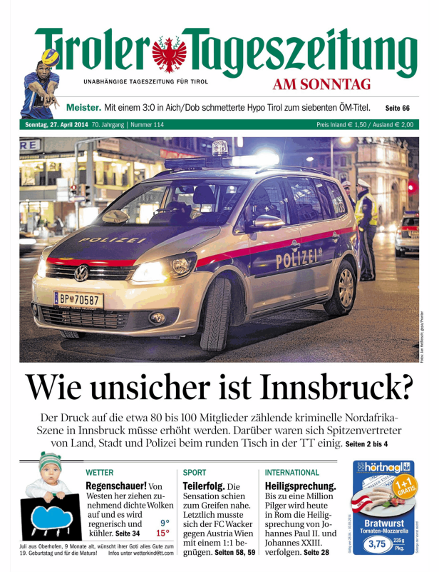 Ein Streifenwagen der österreichischen Polizei steht auf einer Straße.