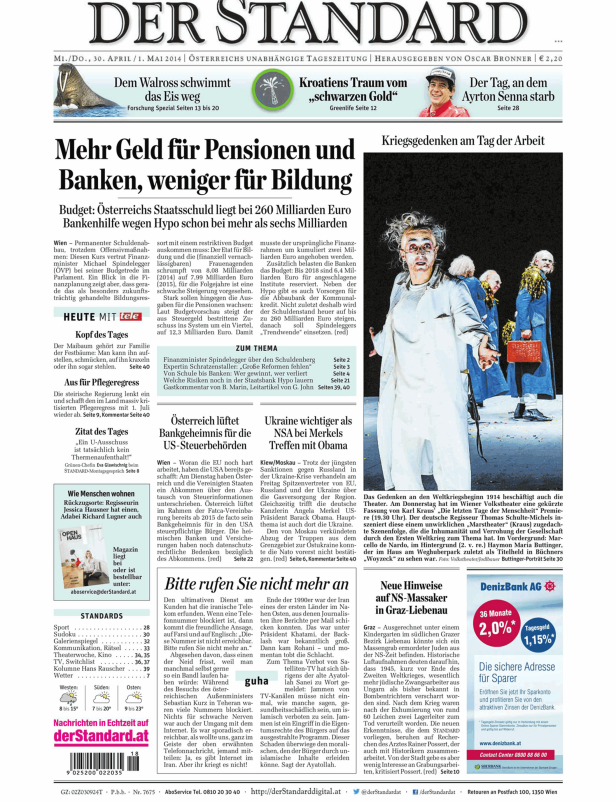 Eine Theaterszene mit Schauspielern in Kostümen im Wiener Volkstheater.