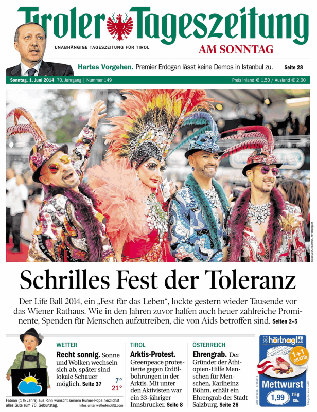 Eine Gruppe von Menschen in extravaganten Kostümen beim Life Ball 2014 in Wien.