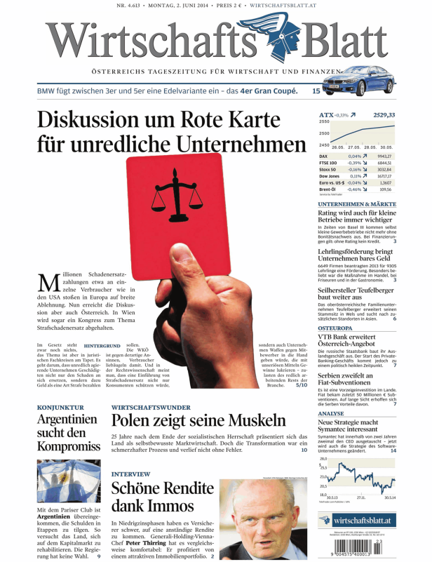 Eine Hand hält eine rote Karte mit einer Justizwaage als Symbol für unredliche Unternehmen.