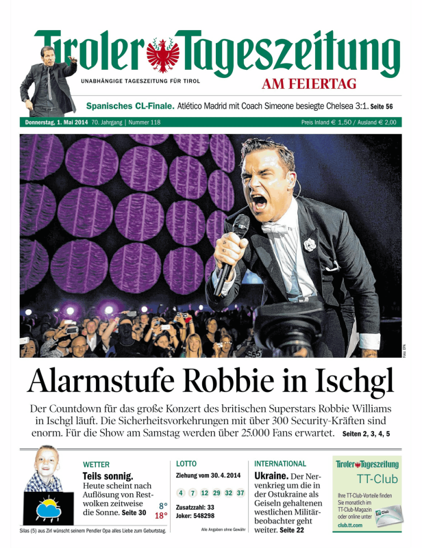 Robbie Williams singt bei einem Konzert in Ischgl ins Mikrofon.