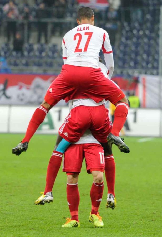 Bucklhupf: Ulmer (nur Beine), Mane (Unterkörper) und Alan (gesamte Hinteransicht) feiern Ein Fußballspieler trägt einen anderen Spieler mit der Nummer 27 auf dem Rücken.