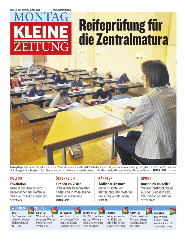 Schüler sitzen während der Zentralmatura an Tischen.