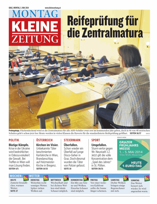 Schüler sitzen während der Zentralmatura an ihren Tischen.