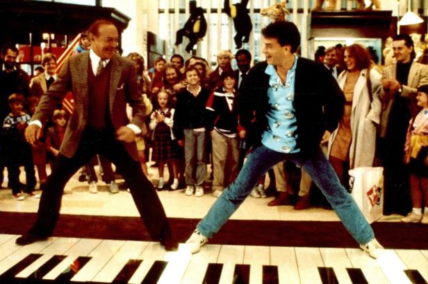 Tom Hanks und Robert Loggia tanzen auf einer riesigen Klaviatur in „Big“.