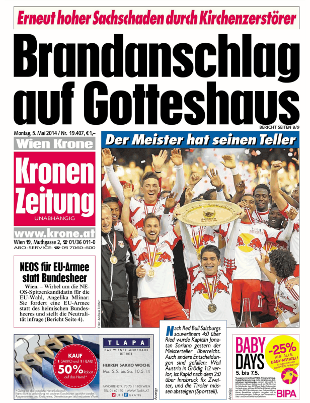 Die Fußballmannschaft von Red Bull Salzburg feiert mit dem Meisterteller.