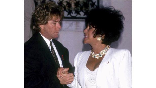 Elizabeth Taylor mit einem Mann bei einer Veranstaltung.