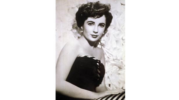 Ein Porträt der jungen Elizabeth Taylor in einem trägerlosen Kleid.