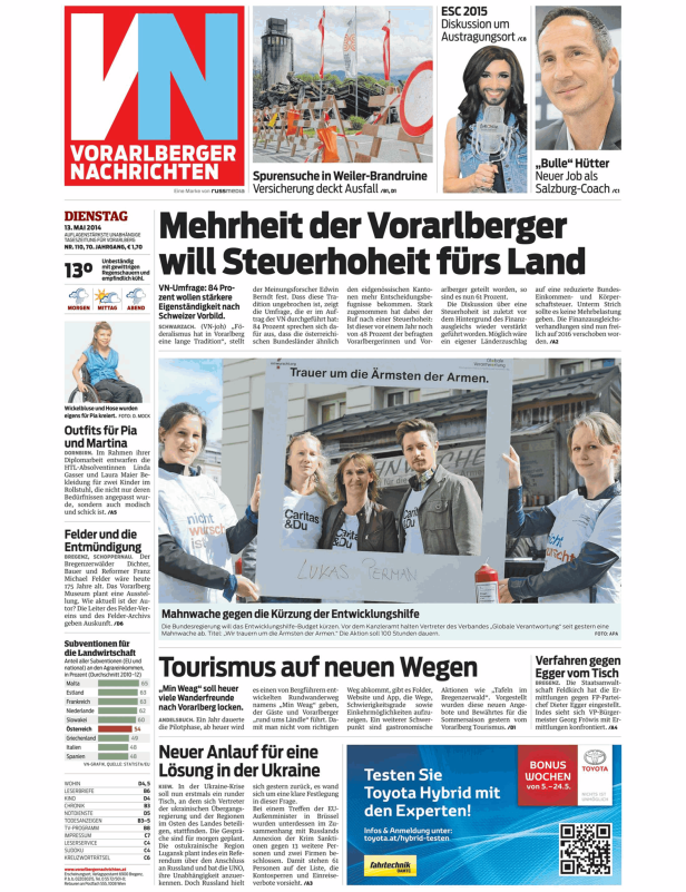 Eine Mahnwache gegen die Kürzung der Entwicklungshilfe mit Transparenten und Kerzen.