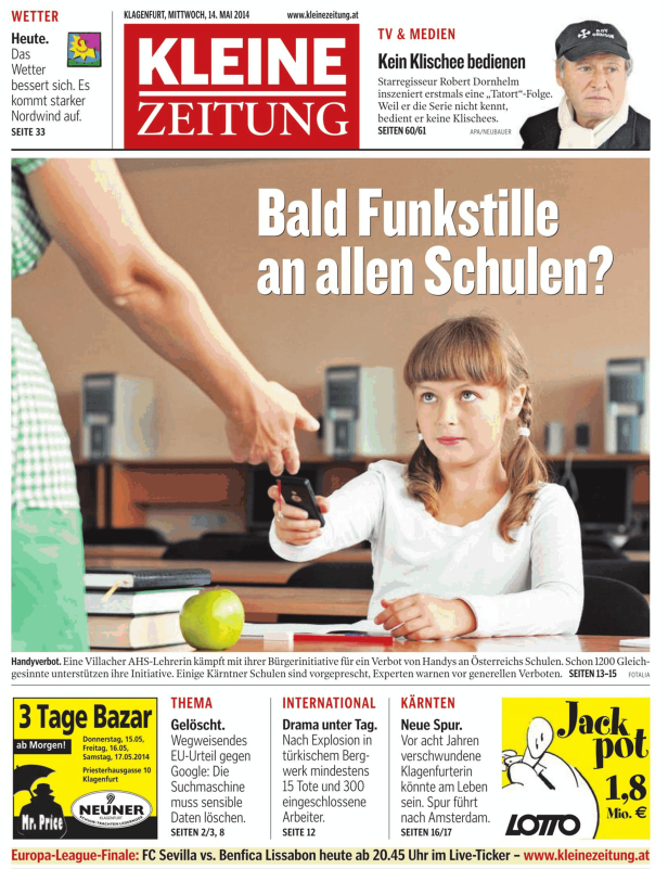 Ein Mädchen hält ein Smartphone in der Hand, während eine Hand darauf zeigt.