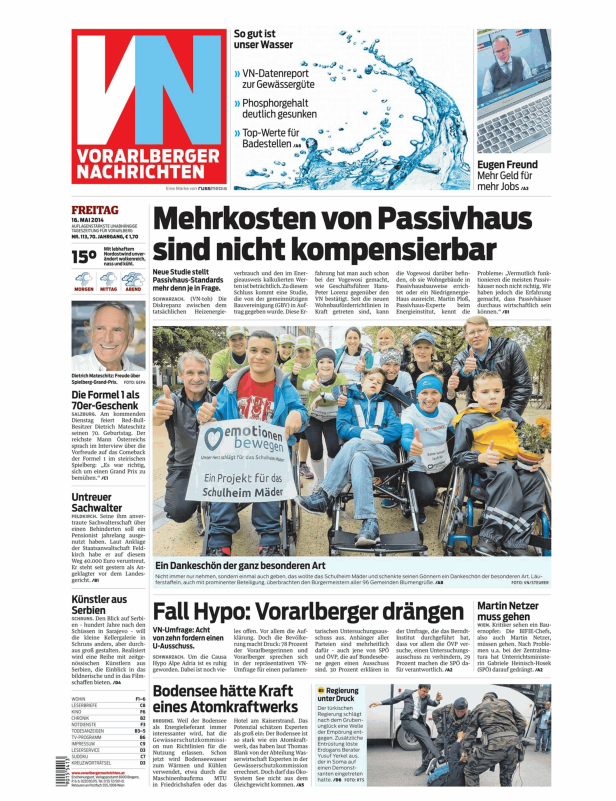 Eine Gruppe von Menschen, darunter Kinder im Rollstuhl, demonstriert für das Schulheim Mäder.