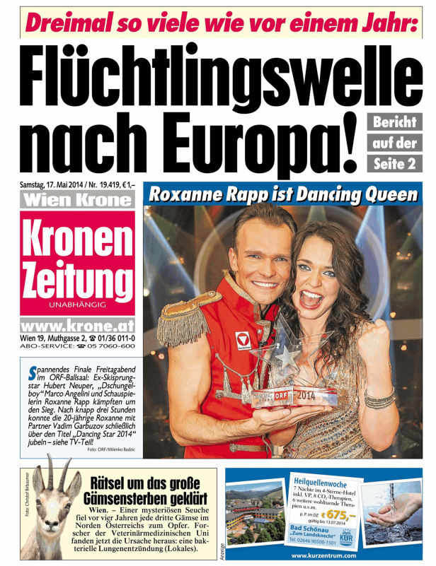 Roxanne Rapp und ein Mann halten eine Trophäe der Show „Dancing Stars 2014“.