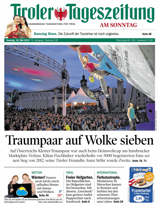 Eine Kletterin an einer Kletterwand vor einer Zuschauermenge in Innsbruck.