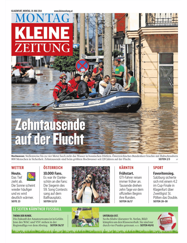 Helfer evakuieren Menschen mit einem Schlauchboot während des Hochwassers in Bosnien.