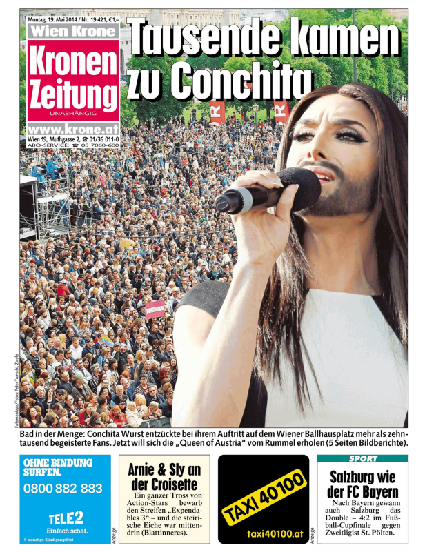 Conchita Wurst singt vor tausenden begeisterten Fans auf dem Wiener Ballhausplatz.