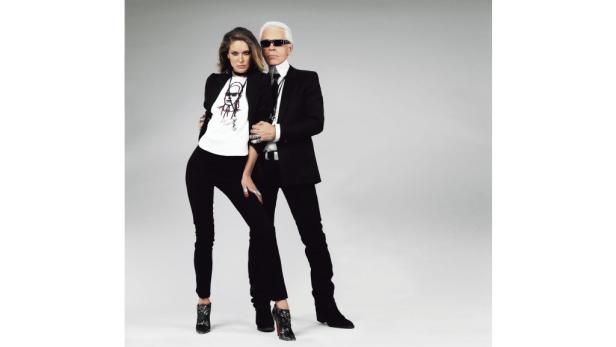 Karl Lagerfeld posiert mit einem Model in einem Fotoshooting.