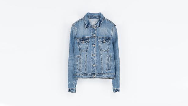 Eine hellblaue Jeansjacke vor einem weißen Hintergrund.