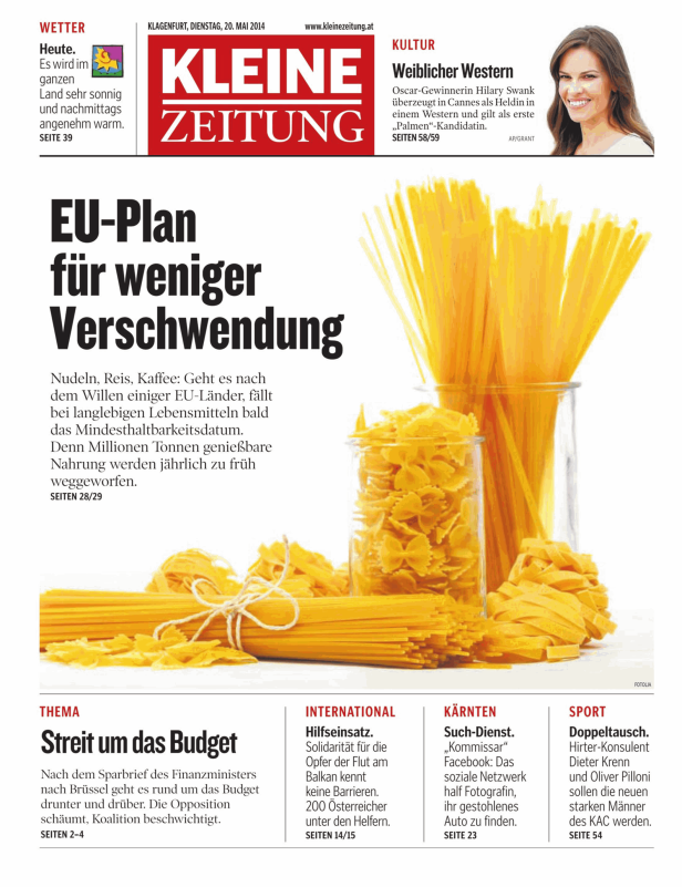 Verschiedene Sorten ungekochter Pasta in Gläsern vor weißem Hintergrund.