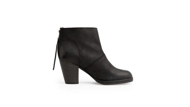 Ein schwarzer Lederstiefelette mit Absatz vor einem weißen Hintergrund.