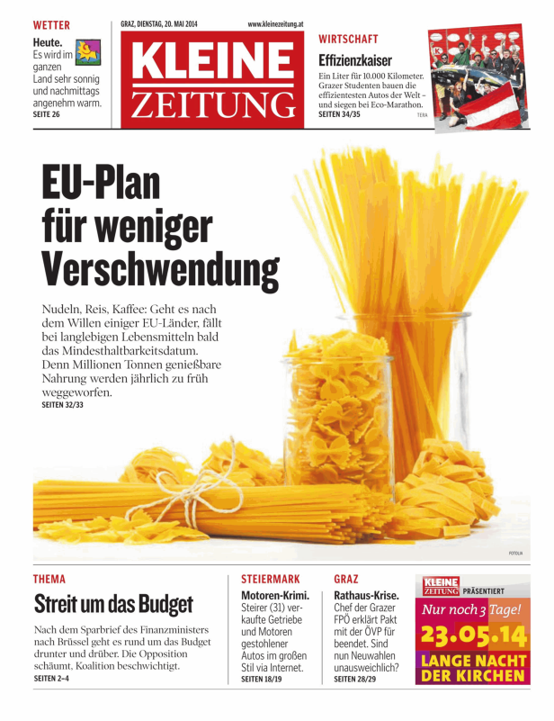 Verschiedene Nudelsorten, darunter Spaghetti und Farfalle, vor dem Hintergrund einer Zeitung.
