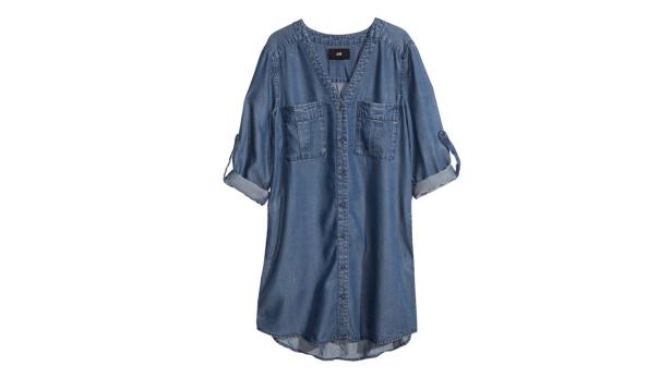 Ein Jeanskleid mit V-Ausschnitt und aufgerollten Ärmeln vor einem weißen Hintergrund.