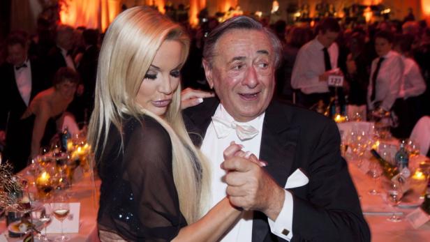 Ein älterer Mann tanzt mit einer blonden Frau auf einer festlichen Veranstaltung.