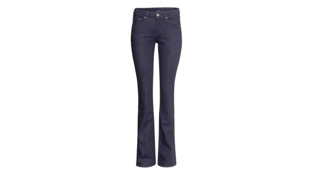 Eine dunkelblaue Jeanshose vor einem weißen Hintergrund.