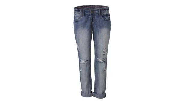 Eine blaue Jeans mit Rissen an den Knien und hochgekrempelten Hosenbeinen.