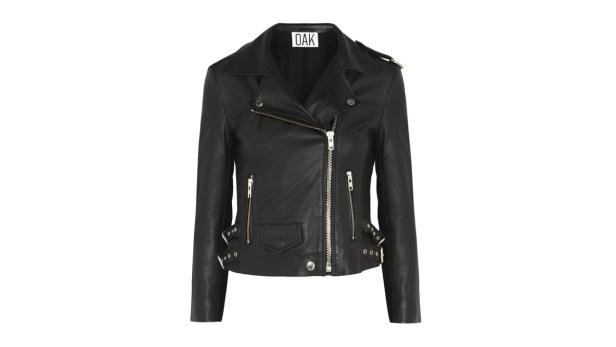 Eine schwarze Lederjacke im Biker-Stil vor einem weißen Hintergrund.