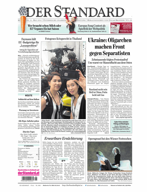 Zwei Frauen machen ein Selfie vor Soldaten in Bangkok, Thailand.