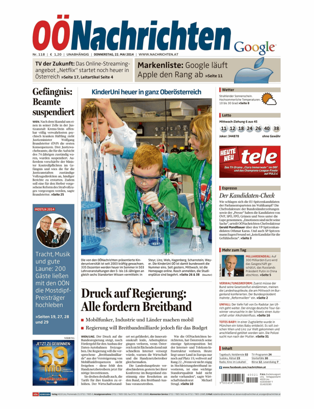 Kinder experimentieren im Rahmen der KinderUni Oberösterreich mit Reagenzgläsern und Flüssigkeiten.