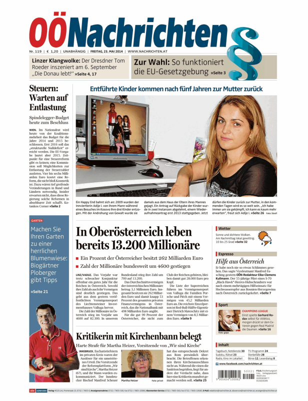 Eine Frau sitzt vor einem Computer, auf dessen Bildschirm ein Familienfoto zu sehen ist.