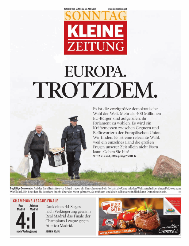 Ein Einwohner und ein Polizist tragen eine Wahlurne auf der Insel Inishfree, Irland.