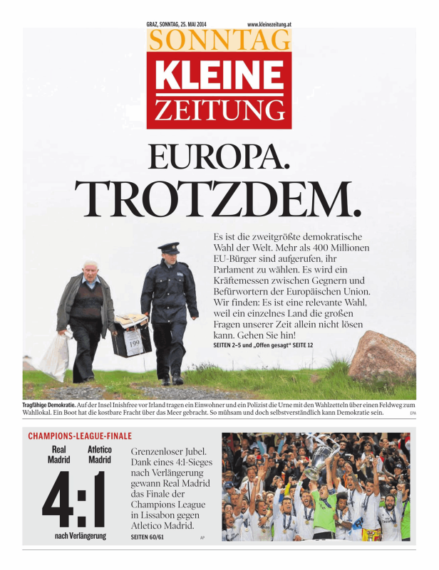 Ein Mann und ein Polizist tragen eine Wahlurne über einen Feldweg auf der Insel Inishfree, Irland.