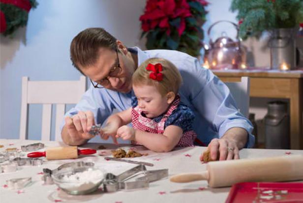 Ein Vater und seine kleine Tochter backen Weihnachtsplätzchen.