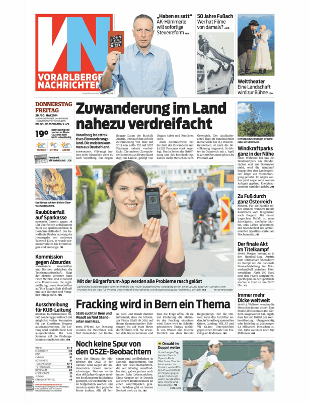 Eine Frau zeigt eine Bürgerforum-App auf ihrem Smartphone.