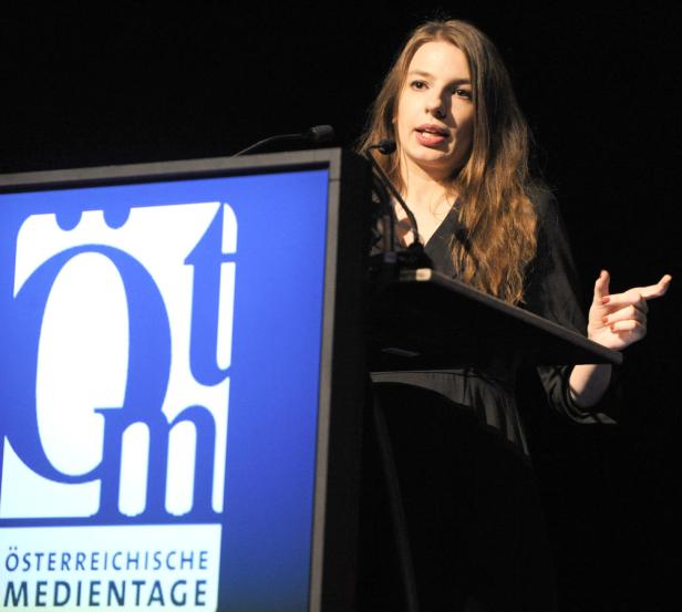 Eine Frau spricht auf den Österreichischen Medientagen an einem Rednerpult.