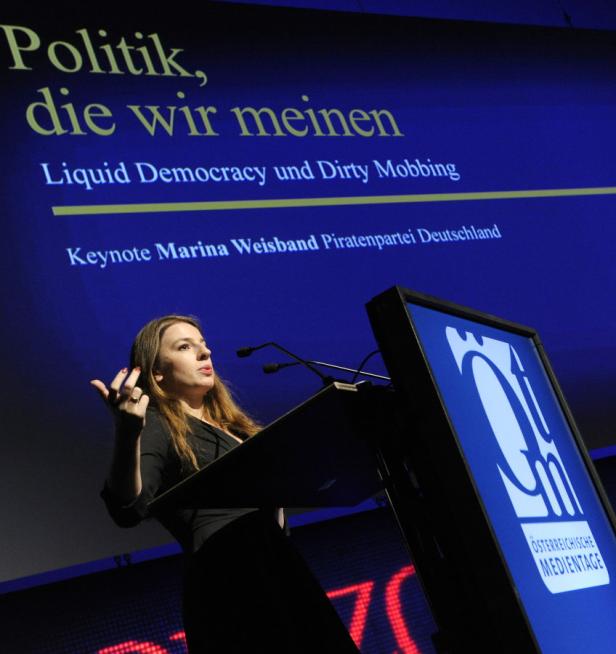 Marina Weisband von der Piratenpartei Deutschland hält eine Keynote zum Thema „Liquid Democracy und Dirty Mobbing“.