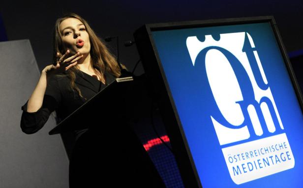 Eine Frau hält eine Rede bei den Österreichischen Medientagen.