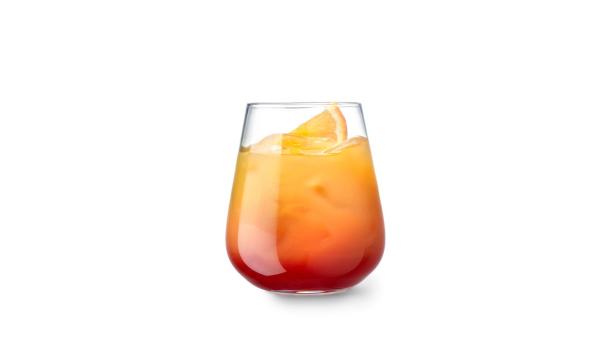 Ein Glas mit einem Tequila Sunrise Cocktail, garniert mit einer Orangenscheibe.