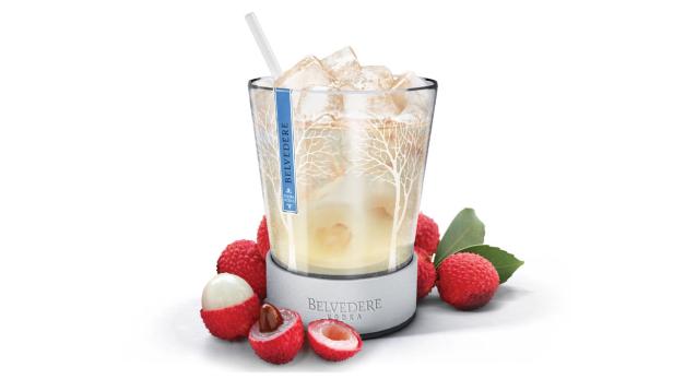 Ein Glas Belvedere Vodka Cocktail mit Eis und Litschis.
